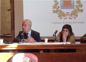 Il Sindaco di Isola del Giglio Sergio Ortelli e la presidente dell'Osservatorio Maria Sargentini durante il Consiglio comunale aperto
